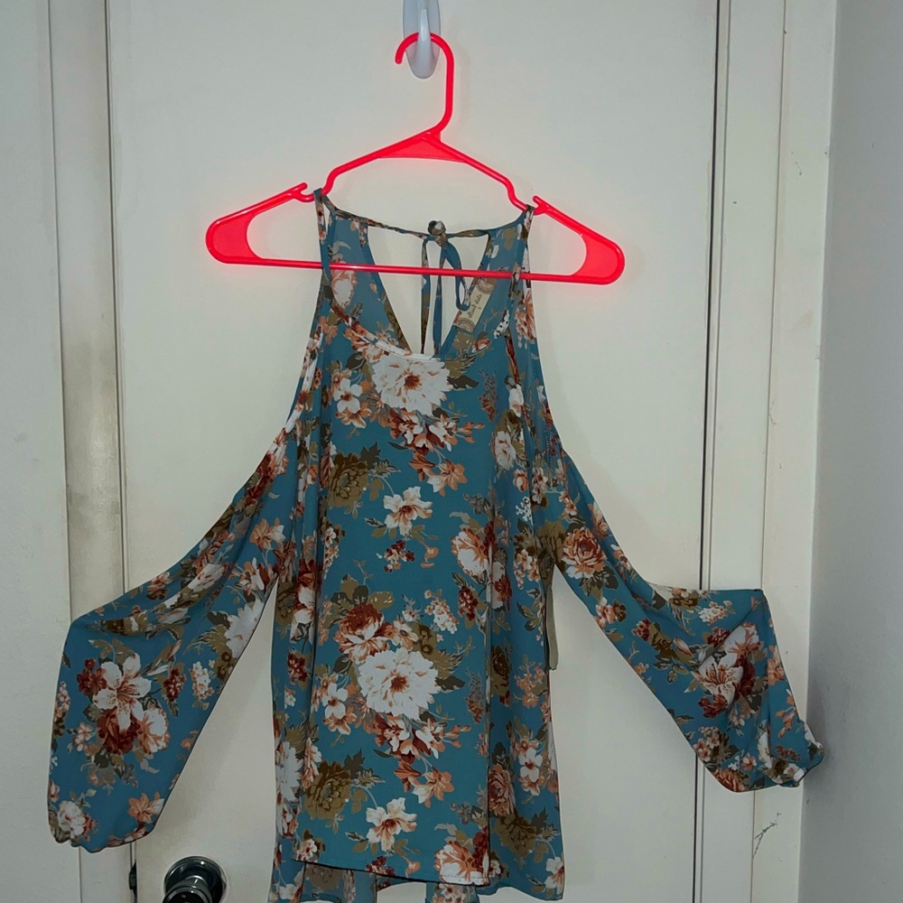 Size small cut out shoulder blouse